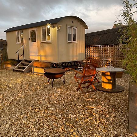 The Shepherd'S Hut Mixbury ภายนอก รูปภาพ