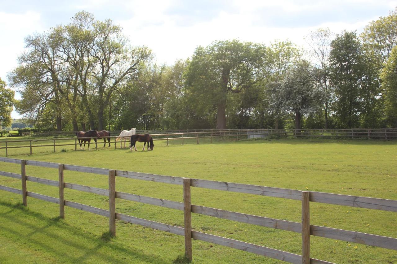 The Shepherd'S Hut Mixbury ภายนอก รูปภาพ