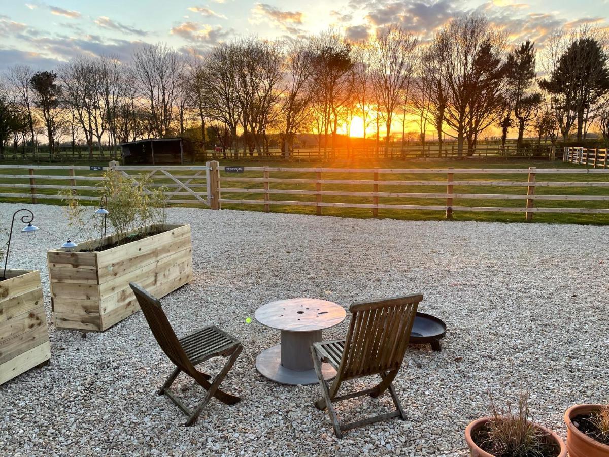The Shepherd'S Hut Mixbury ภายนอก รูปภาพ