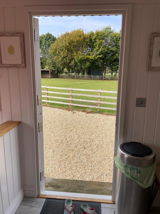 The Shepherd'S Hut Mixbury ภายนอก รูปภาพ