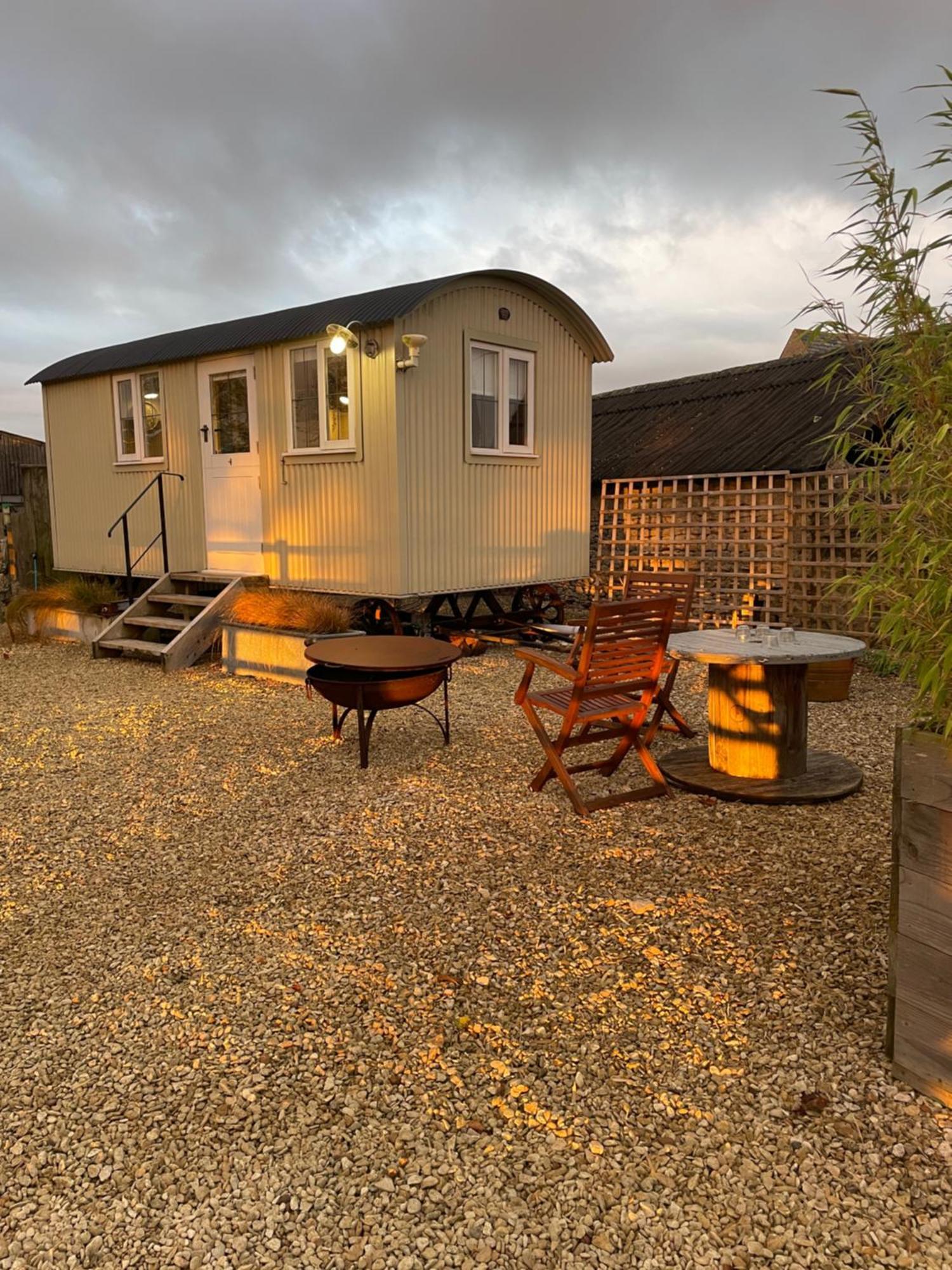 The Shepherd'S Hut Mixbury ภายนอก รูปภาพ