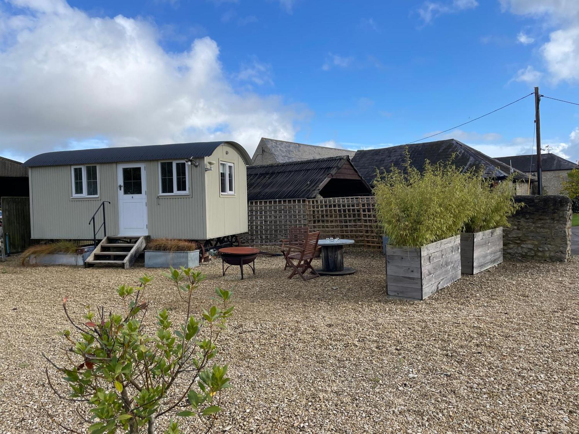 The Shepherd'S Hut Mixbury ภายนอก รูปภาพ